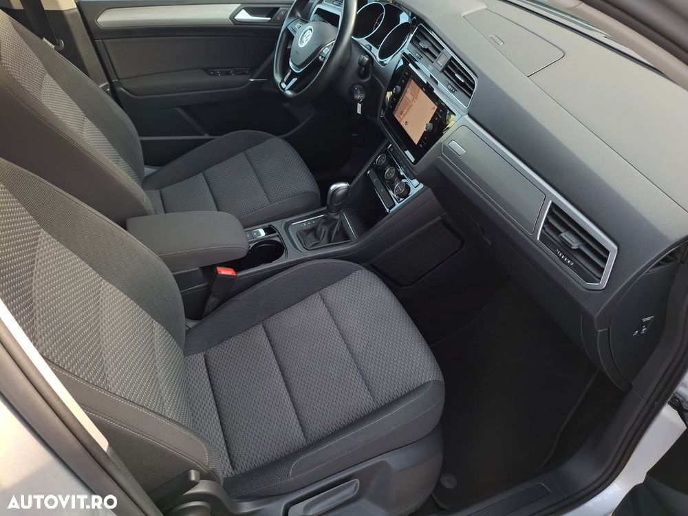 Volkswagen Touran - 12