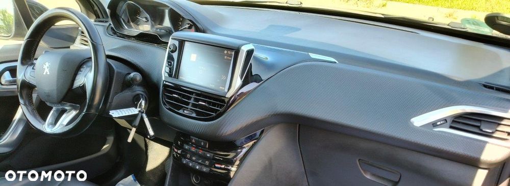 Peugeot 2008 1.5 BlueHDi Allure S&S - 17