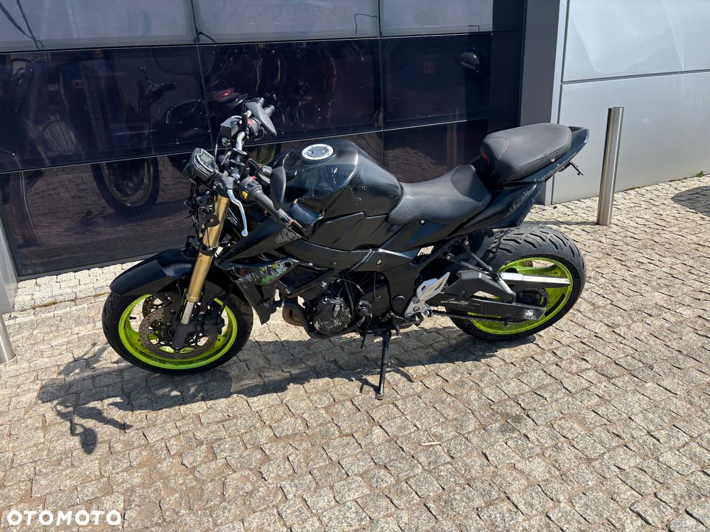 Suzuki GSR - 12