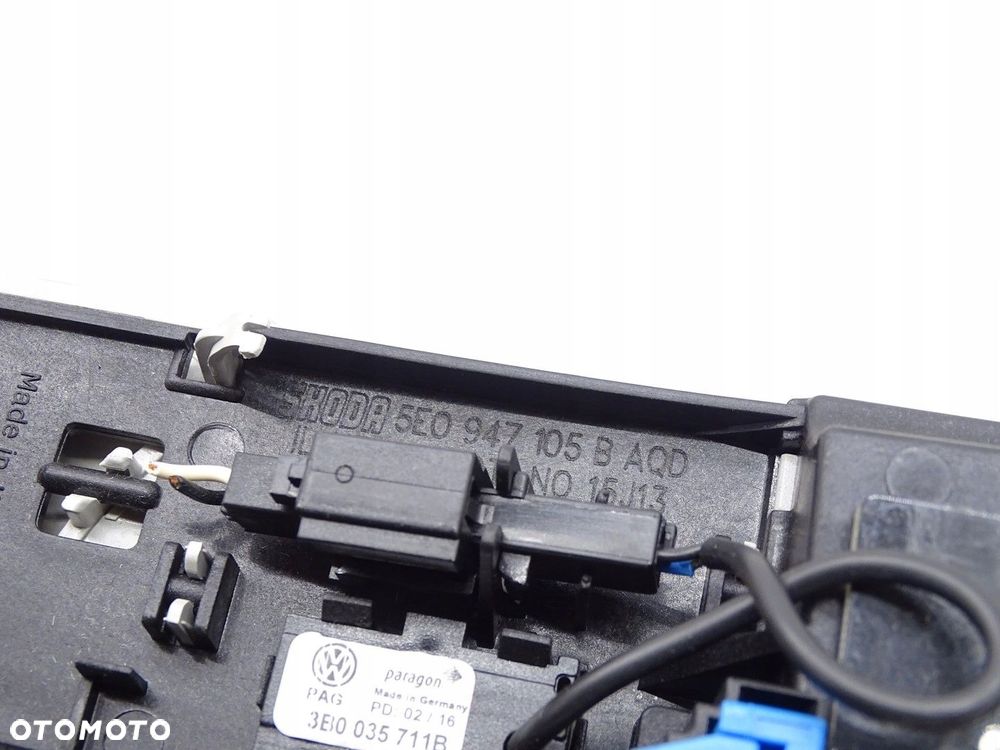 LAMPKA OŚWIETLENIA WNĘTRZA KABINY PODSUFITKI SKODA OCTAVIA III 5E0947105B - 4
