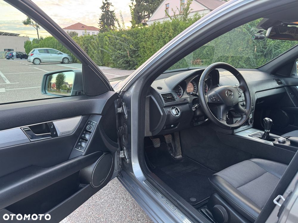 Mercedes-Benz Klasa C 200 CGI BlueEff Avantgarde - 9