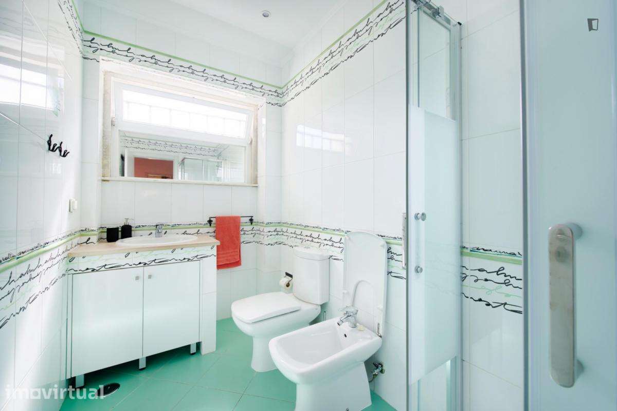 Quarto - localizado em Benfica Lisbon - Grande imagem: 4/33