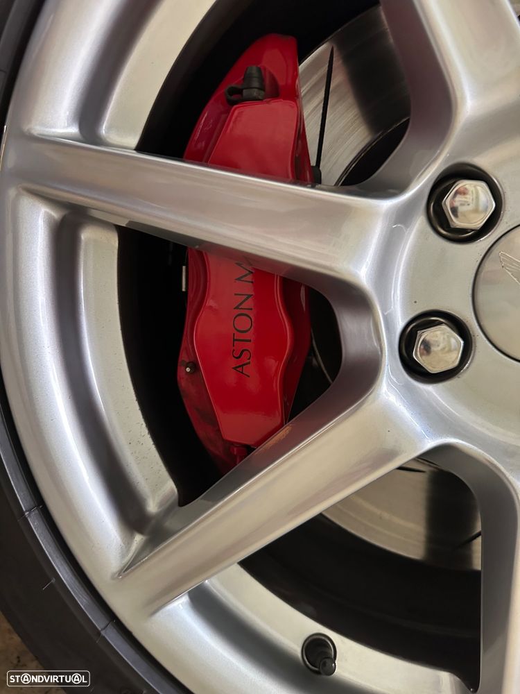 Aston Martin Vantage Roadster - 40