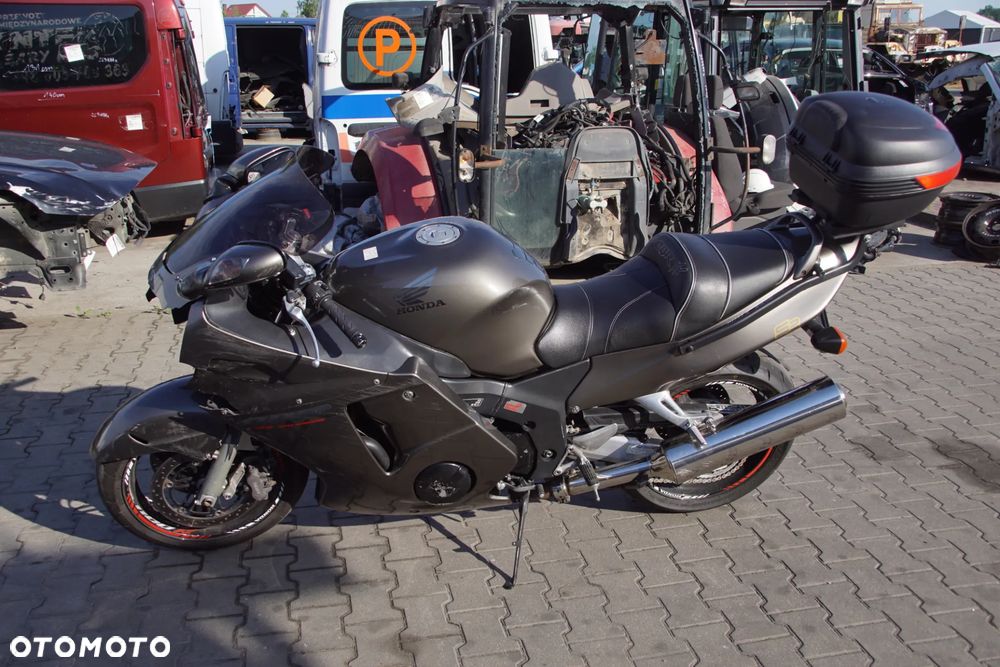 Motocykl na części - Honda CBR 1100XX Blackbird 1137 cm3 163 KM SC42E 1997R Silnik Skrzynia Owiewka Szyba Lusterko Kufer Laga Wahacz Łańcuch Wydech Siedzenie Sterownik Moduł Czujnik Licznik Manetka - 3