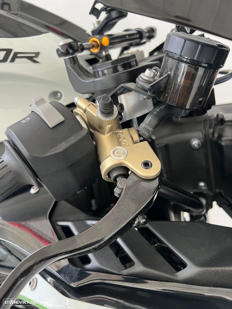 Kawasaki Ninja ZX10R - 16