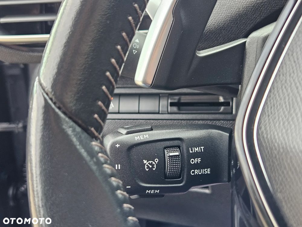 Peugeot 3008 1.2 PureTech Road Trip S&S EAT8 - 38