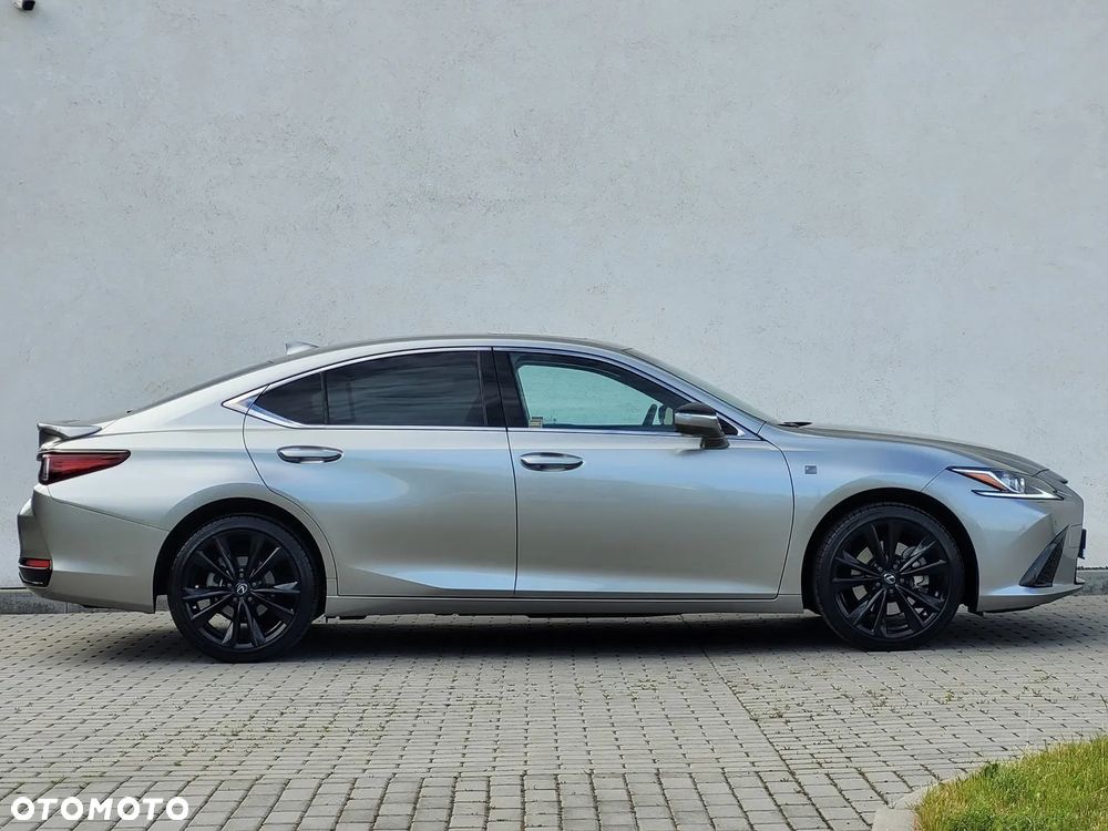 Lexus ES 300h F Sport Design - 8