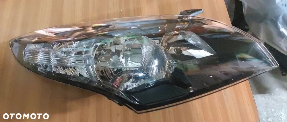 Reflektor prawy pasuje do Renault Megane III