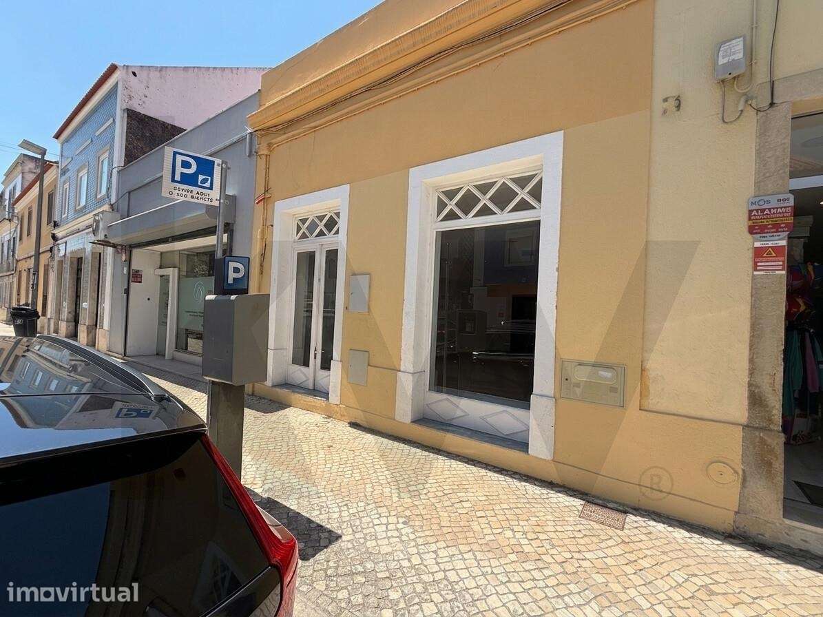 Loja Renovada para Arrendamento com Logradouro e Varanda na Rua Batalh - Grande imagem: 2/30