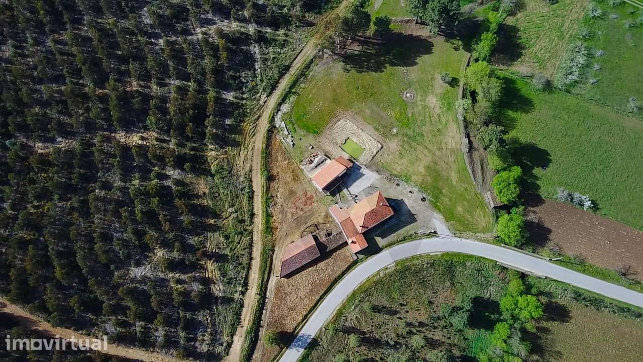 Terreno com 1.500m2 – Enxames, Fundão | Ruína e Palheiro - Grande imagem: 3/15