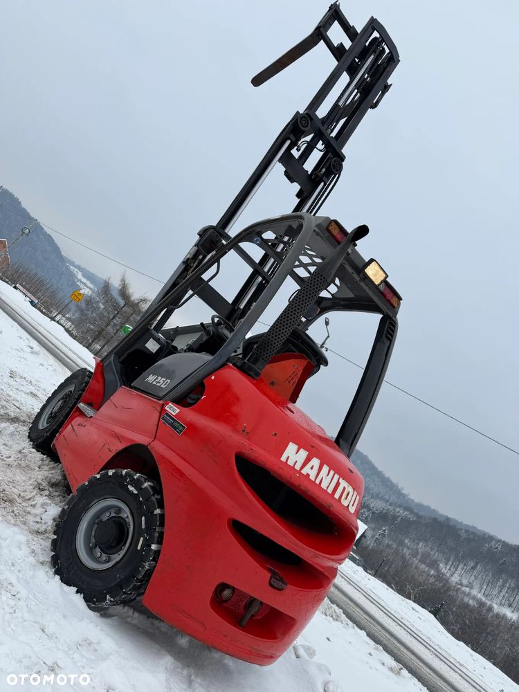 Manitou MI25D Wózek Widłowy 2,5 tony. Posuw Hydrauliczny. Maszt triplex. Wolny skok! Wysokość Podnoszenia 5 metrów. Jak nowy z Salonu. Pochodzi z Norweskiego Gospodarstwa! Aktualne przeglądy DEKRA i serwisy! Opony jak Nowe. Silnik Yanmar. Małe gabarety bardzo zwrotna maszyna! Zero luzów wycieków i zniszczeń. OKAZJA. Pełny ORYGINAŁ! Rok Prod. 2014. Niski przebieg 3300mtg - 2