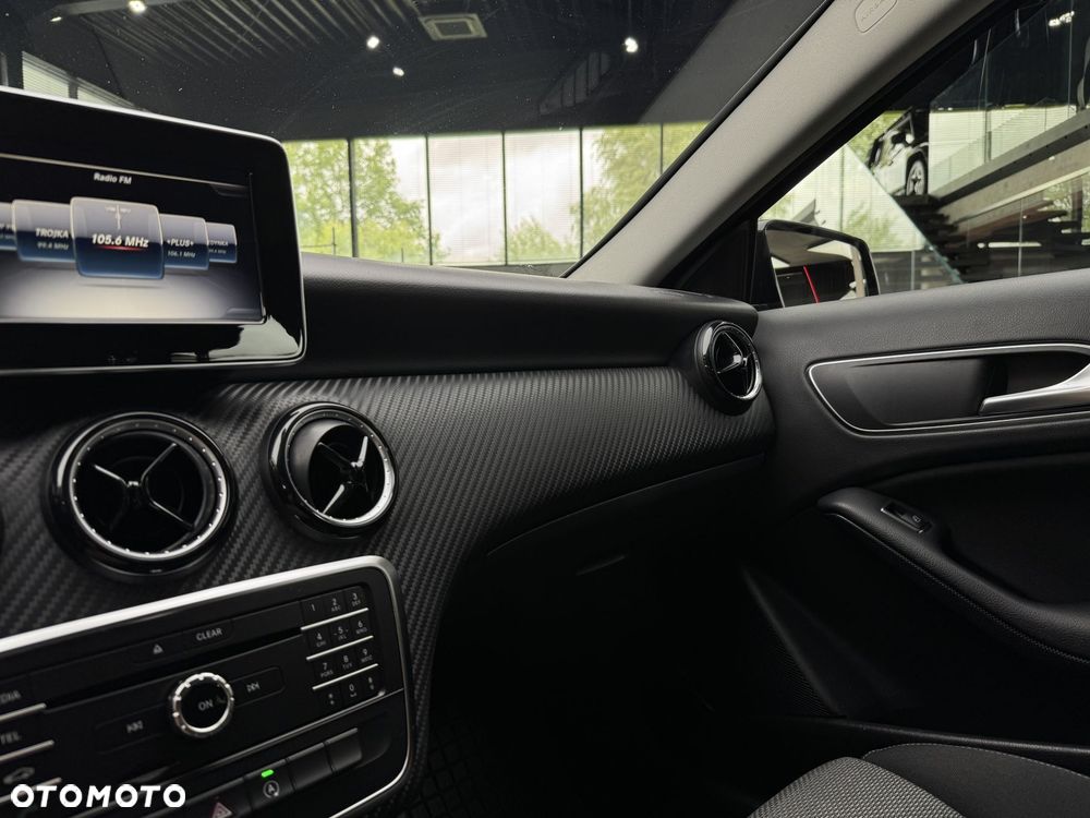 Mercedes-Benz GLA 180 7G-DCT - 31