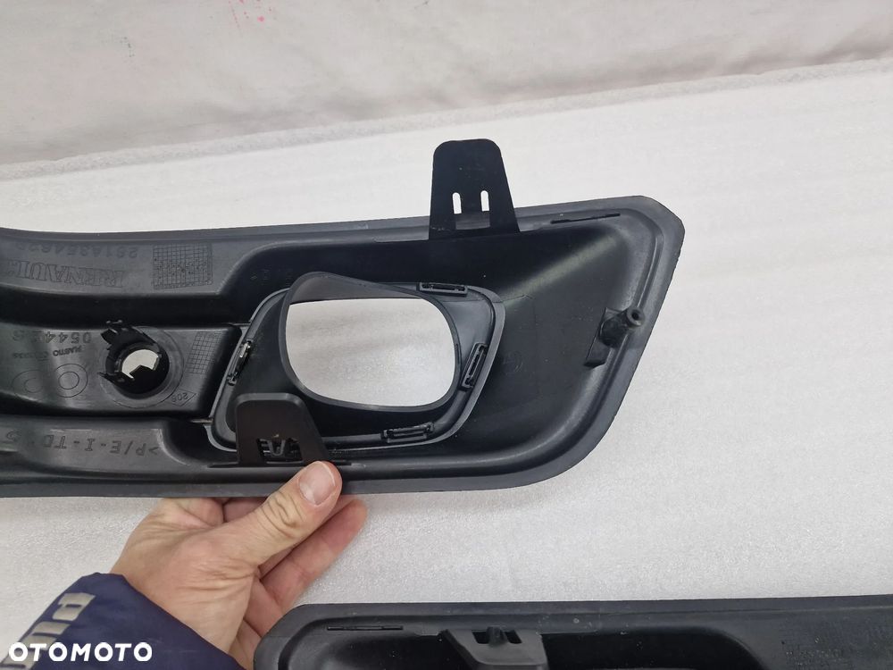 RENAULT CAPTUR I LIFT 16- LEWA / PRAWA KRATKA BOCZNA ZDERZAKA PRZEDNIEGO PRZÓD NA PDC Z CHROMEM , NR 261A24736R / 261A35462R , NR AUKCJI D/22 - 12