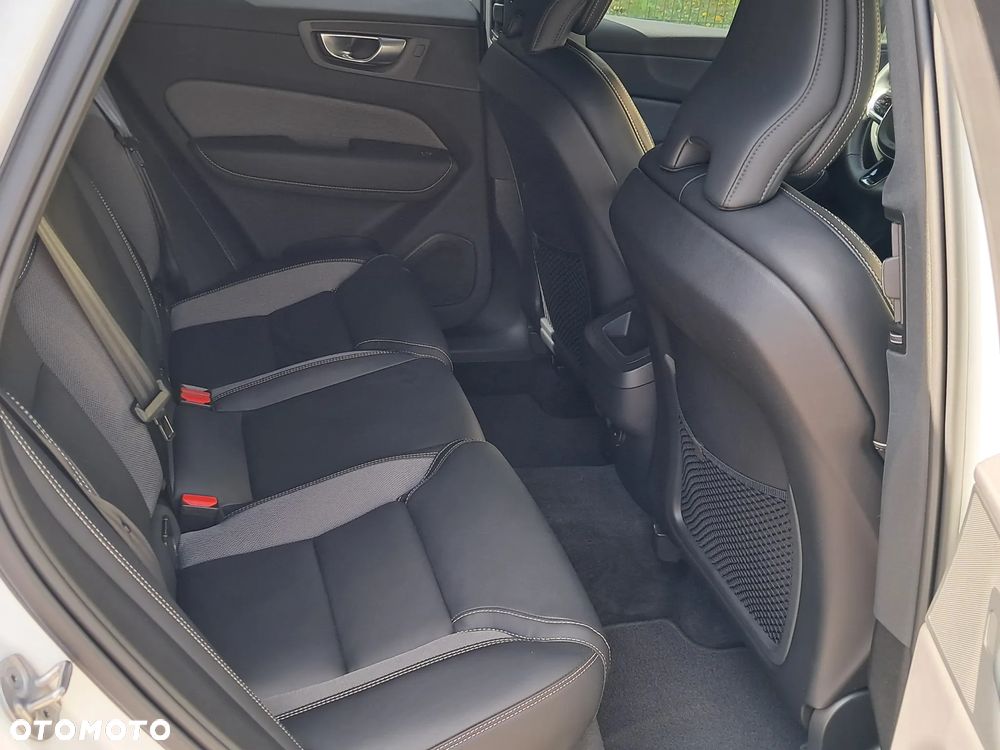 Volvo XC 60 B4 B Plus Dark - 19
