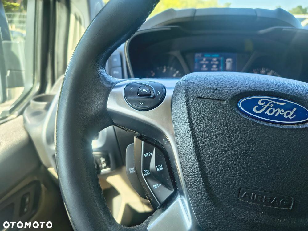 Ford Tourneo Custom - 32