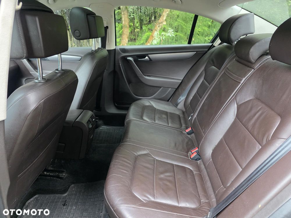 Volkswagen Passat 1.6 TDI DPF BlueMot Highline - 9