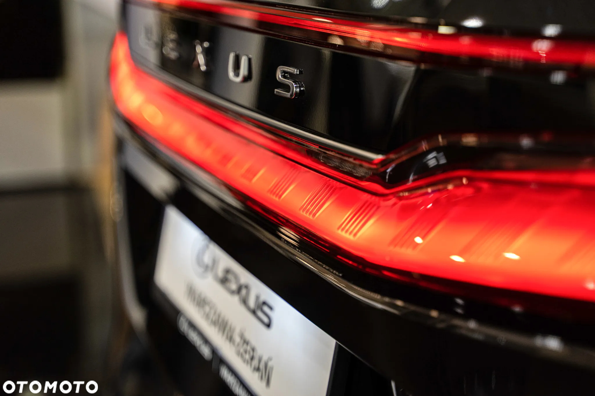 Lexus LM - 13