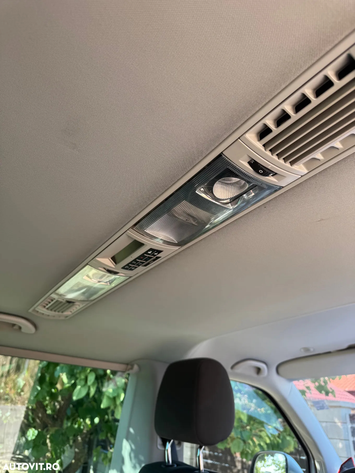 Volkswagen Caravelle - 13