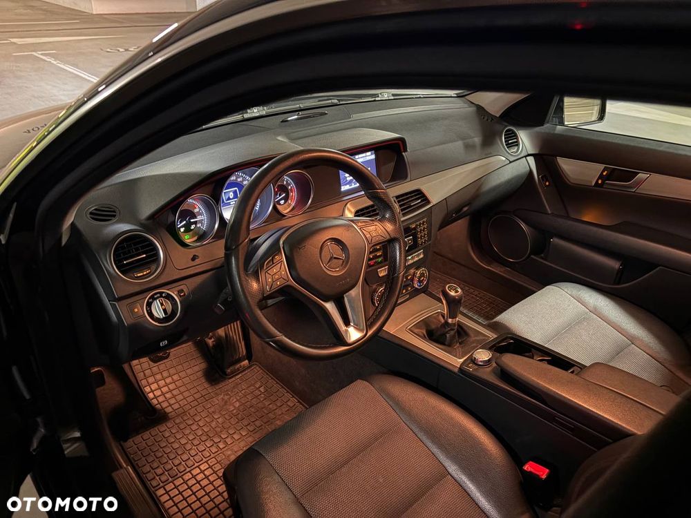 Mercedes-Benz Klasa C 180 CGI BlueEff Avantgarde - 5