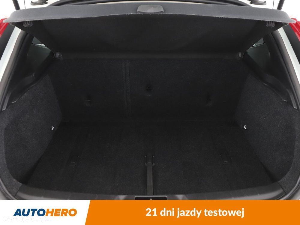 Volvo V40 Cross Country D2 Momentum - 17