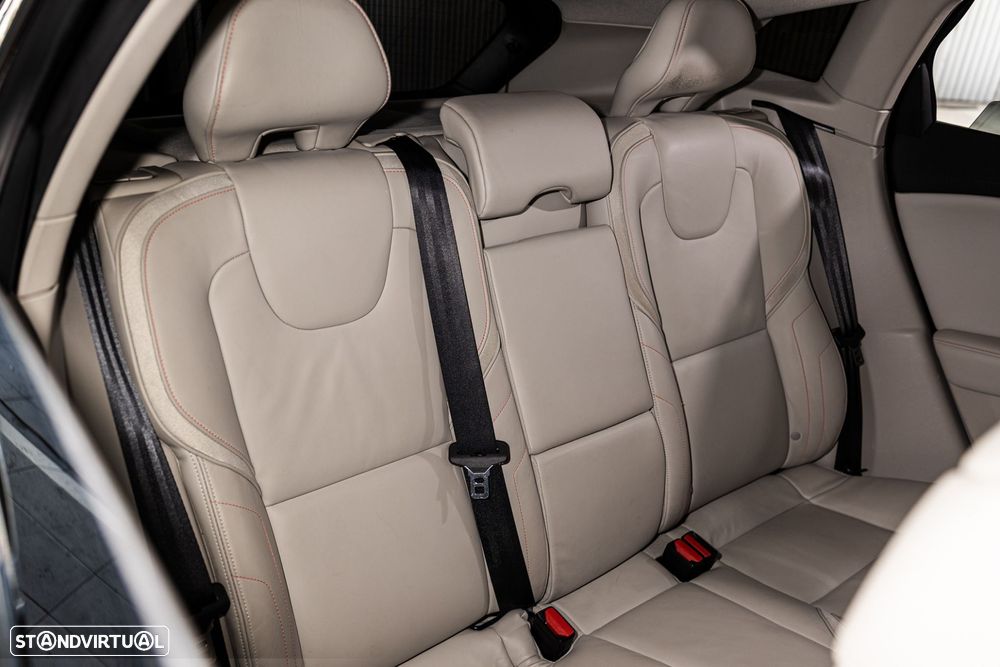 Volvo V40 Cross Country 2.0 D2 - 24