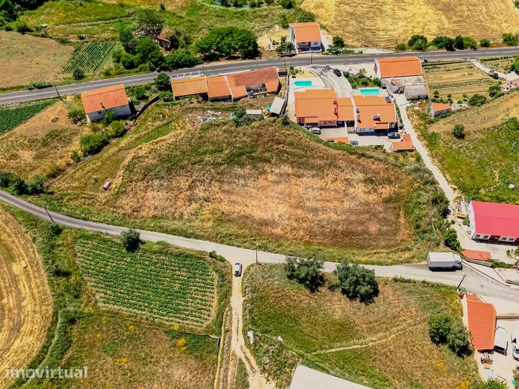 Terreno urbanizável com 4384 m² junto ao Sobral de Monte Agraço - Grande imagem: 2/12