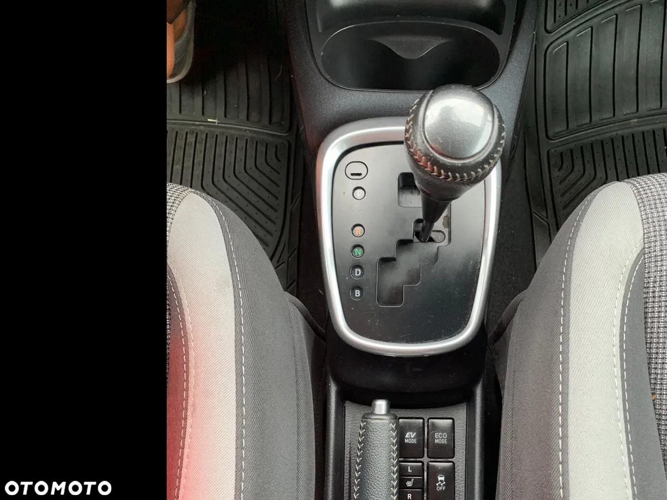 Toyota Yaris Hybrid 100 Premium - 14