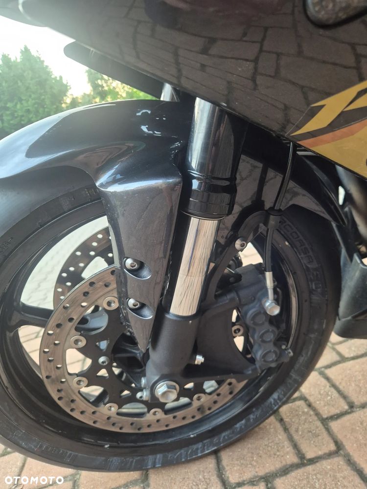 Yamaha R1 - 14