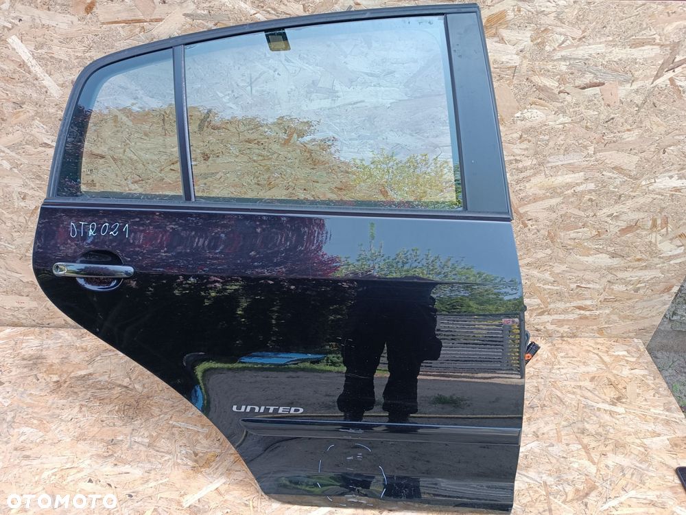 VW GOLF 5 V PLUS DRZWI TYL PRAWY KOD LAK LC9Z - 1