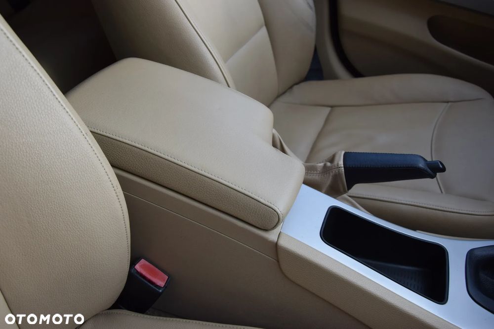 BMW Seria 3 320i - 24