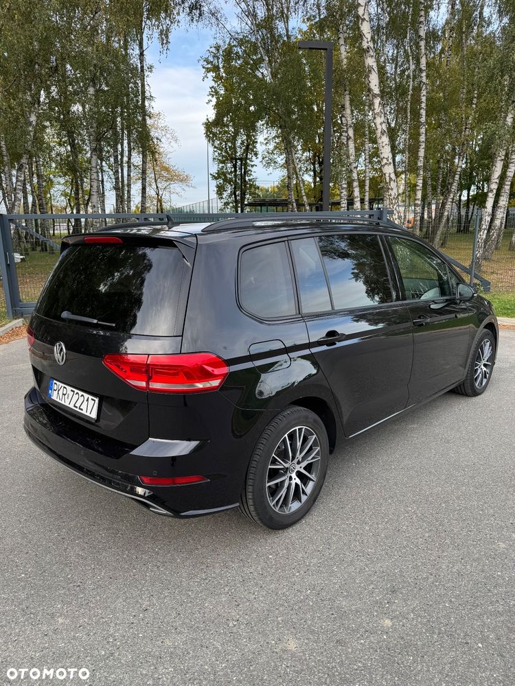 Volkswagen Touran 2017 photo 2