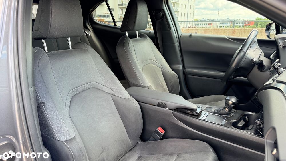 Lexus UX - 16