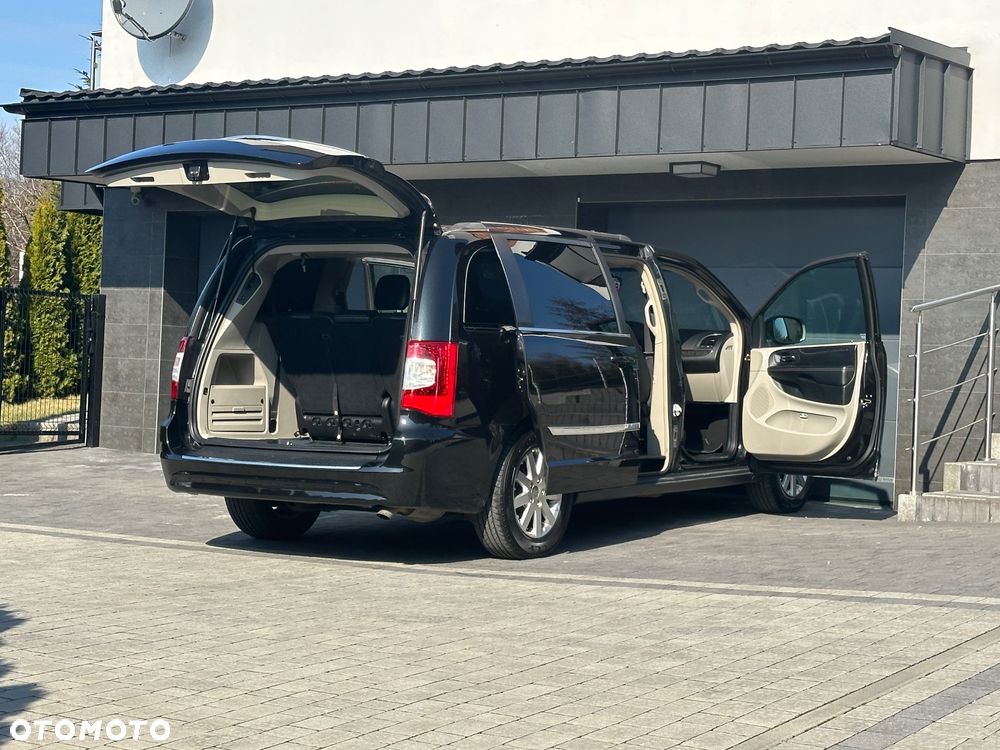 Chrysler Town & Country - 10