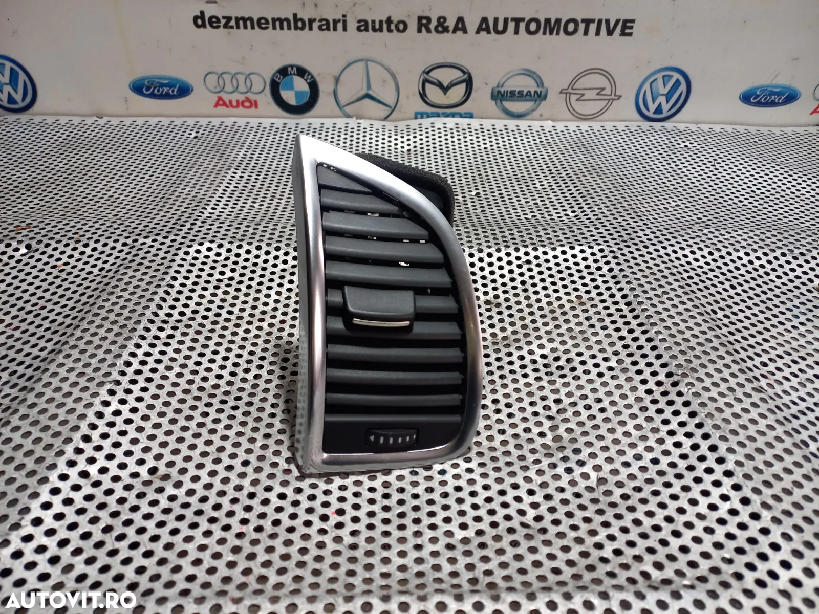 Grila Ventilatie Aerisire Bord Stanga Audi Q7 4L 2007-2008-2009-2010-2011-2012-2013-2014-2015-2016 - 2