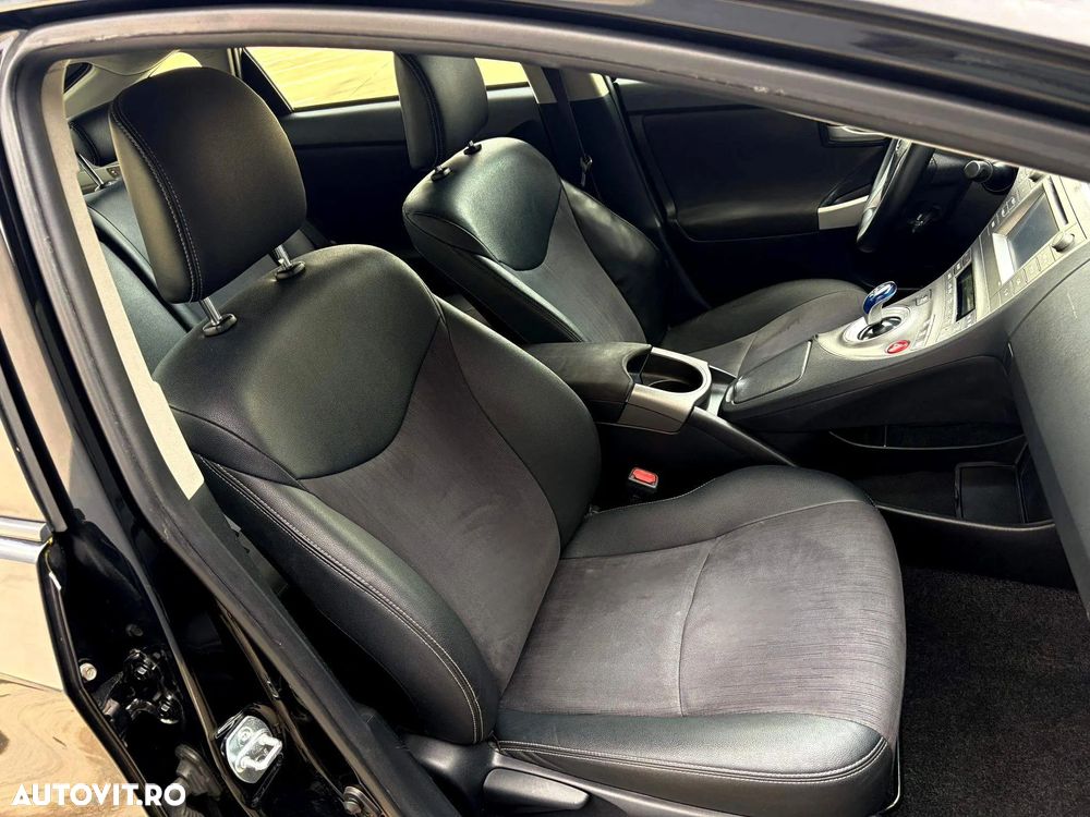 Toyota Prius (Hybrid) Executive - 17