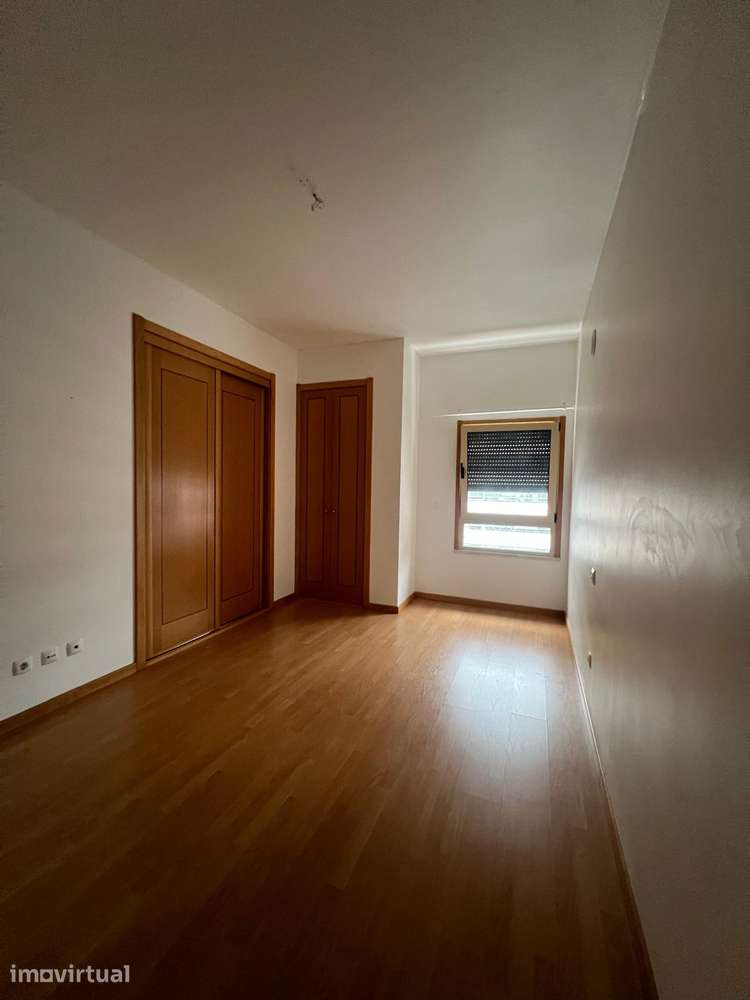 Apartamento T2 com varanda e 
parqueamento em Colinas do Cruzeiro - Grande imagem: 3/9