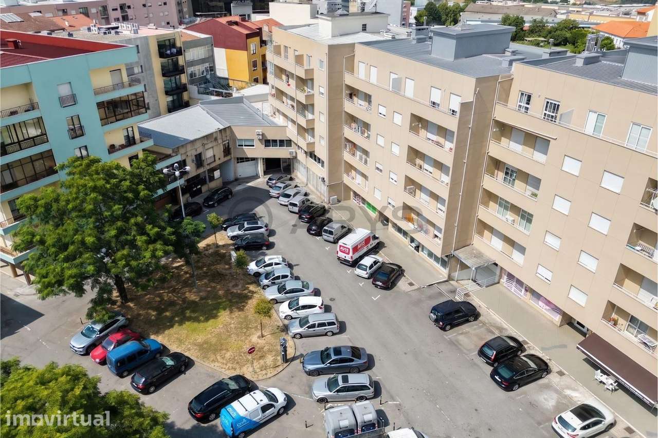 Loja próxima do Arco da Porta Nova - Grande imagem: 2/16
