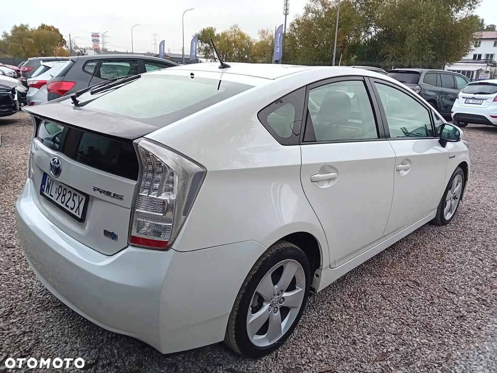 Toyota Prius (Hybrid) Life - 13