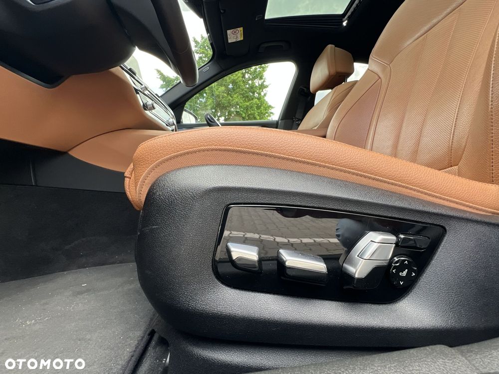 BMW Seria 5 540i xDrive - 17