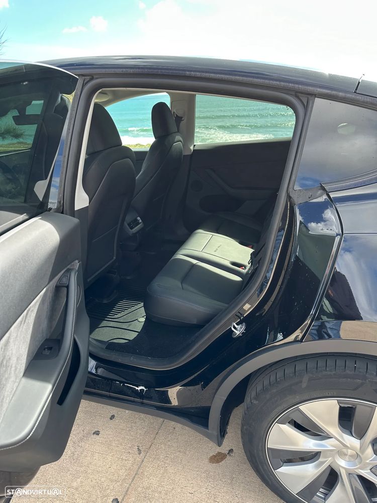 Tesla Model Y - 16