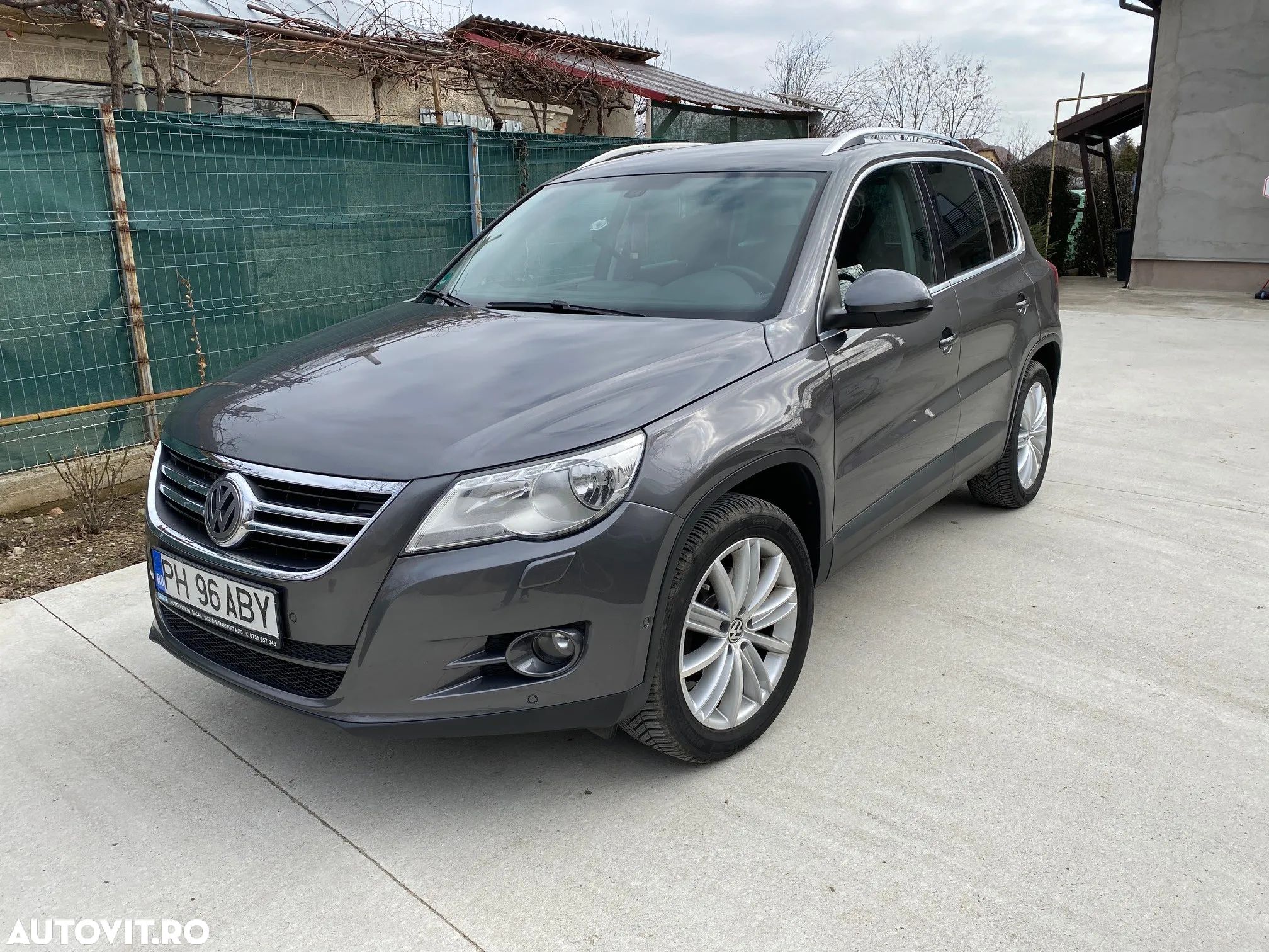 Volkswagen Tiguan - 1