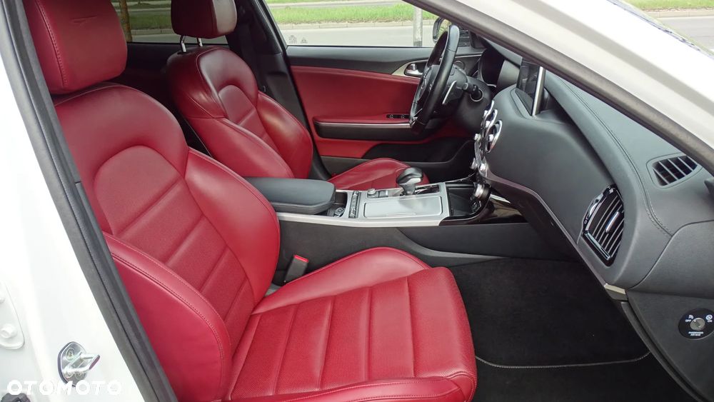 Kia Stinger - 36