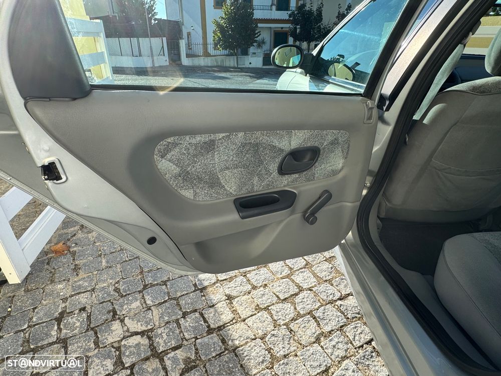 Renault Laguna 1.6 RXE - 27