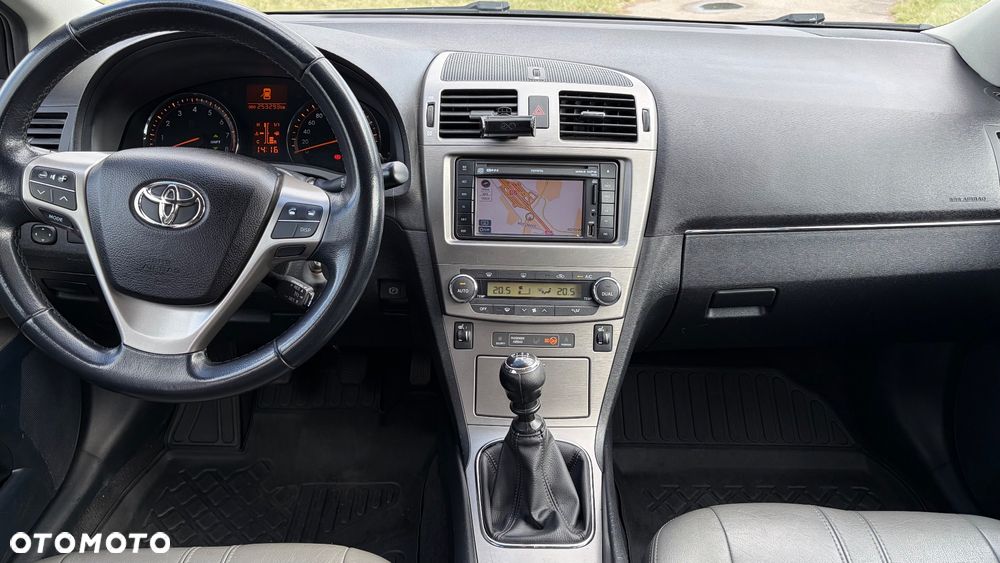 Toyota Avensis 2.0 Executive - 19