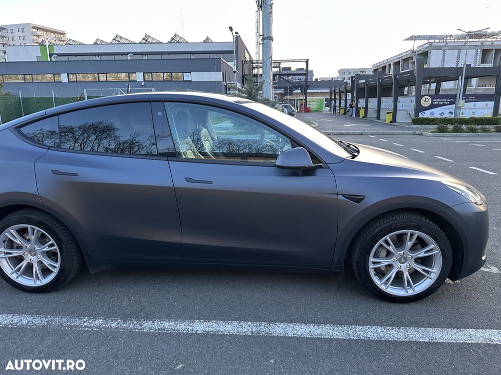 Tesla Model Y - 3