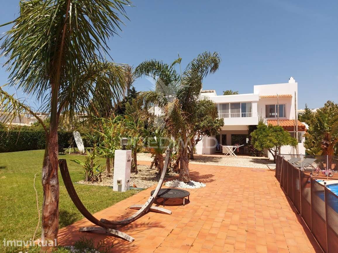 Moradia T3 com piscina, vista mar e terreno de 3000m2 na Luz - Grande imagem: 2/40