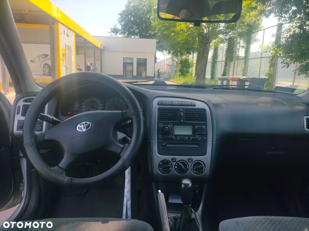 Toyota Avensis - 8