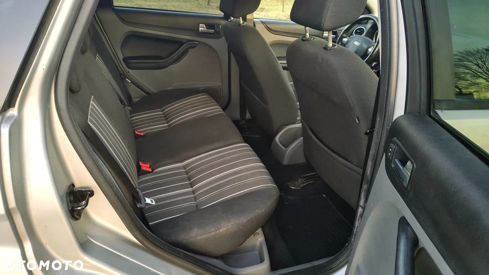 Ford Focus 1.6 16V Style - 14
