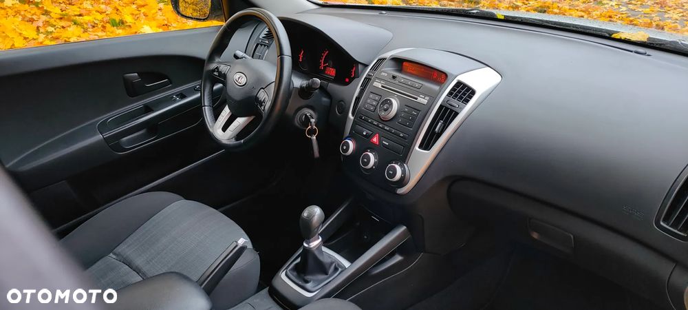 Kia Ceed - 8