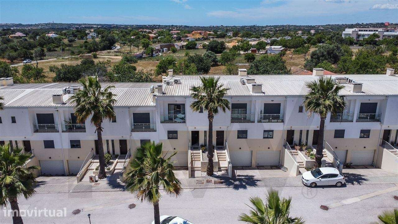 Moradia T3 em Condomínio Privado com Piscina | Garagem para 3 Viaturas - Grande imagem: 2/60